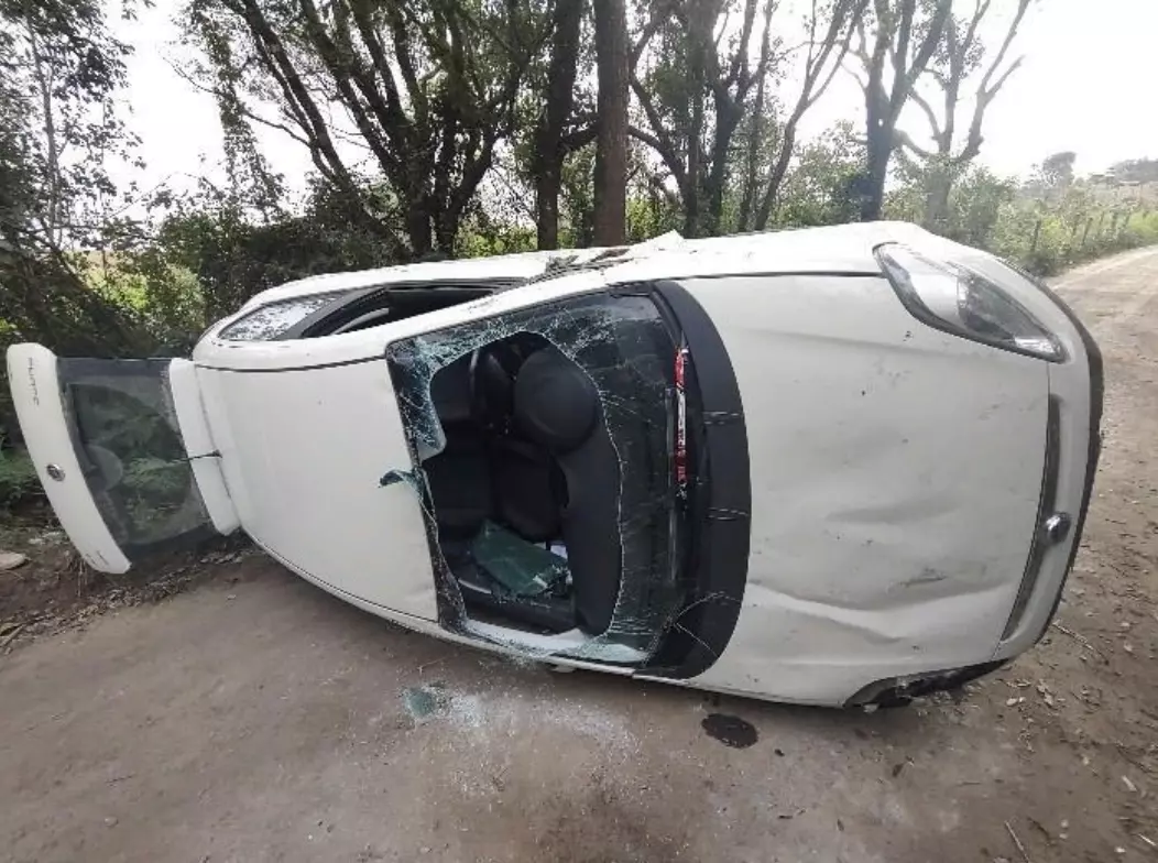 Jovem é socorrida de capotamento sem ferimentos graves